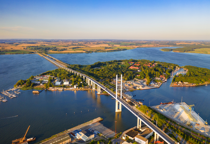 Die Strelasundquerung zwischen der Insel Rügen zum vorpommerschen Festland bei Stralsund sieht beeindruckend aus.