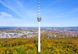 Der Fernsehturm ist das Wahrzeichen von Stuttgart.