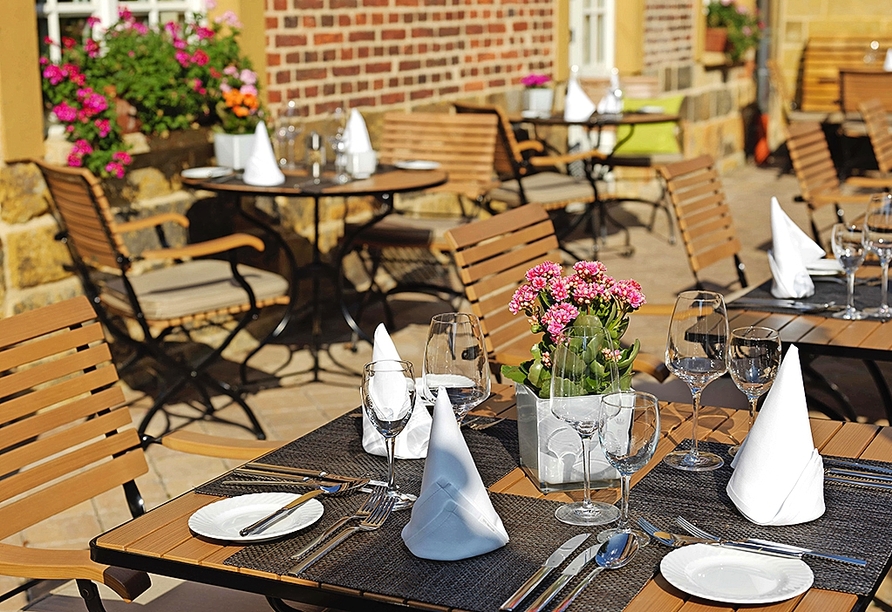 Genießen Sie köstliche Gerichte auf der Terrasse des Klosterstübchens.