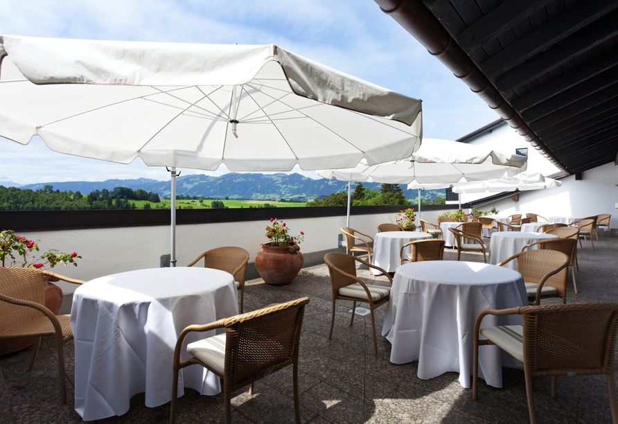 Das schöne Wetter können Sie auf der Terrasse genießen.