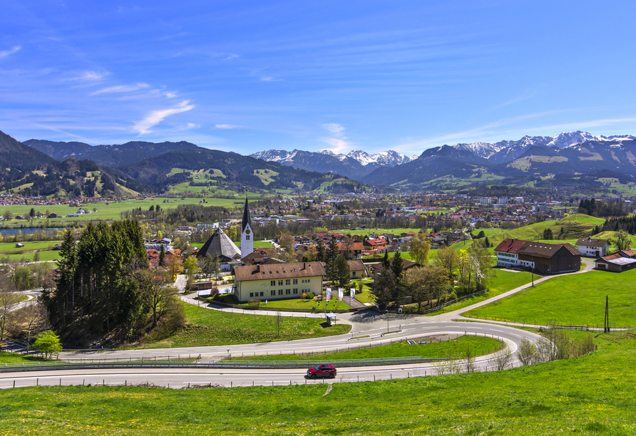 Blick über Blaichach bis nach Sonthofen mit den Allgäuer Alpen im Hintergrund