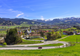 Blick über Blaichach bis nach Sonthofen mit den Allgäuer Alpen im Hintergrund