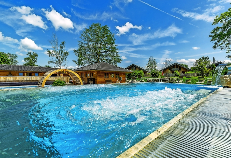 Willkommen zu Ihrer Auszeit im Hotel Rupertihof! Der beheizte Außenpool des Wellness und Spa Bergerbad (ca. 500 m entfernt) bietet Erholung pur.