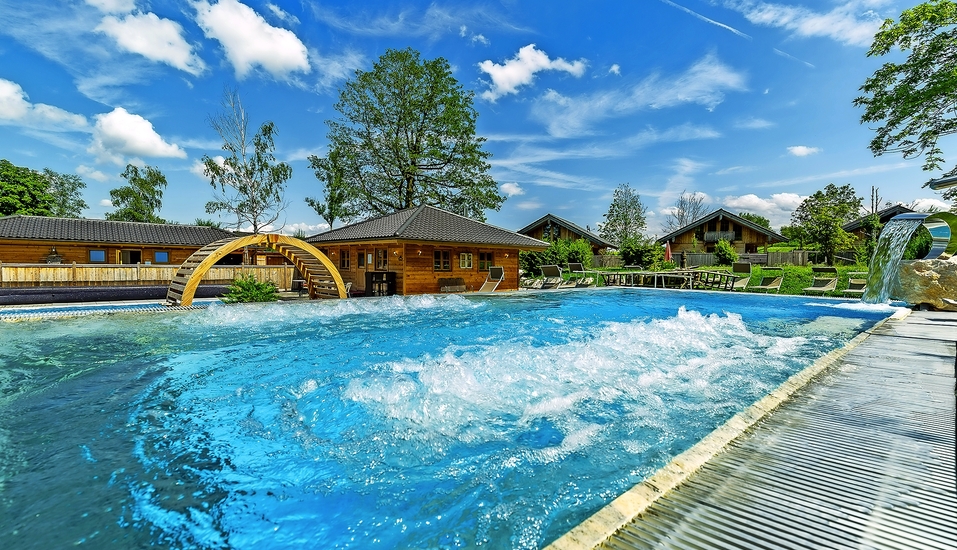 Willkommen zu Ihrer Auszeit im Hotel Rupertihof! Der beheizte Außenpool des Wellness und Spa Bergerbad (ca. 500 m entfernt) bietet Erholung pur.