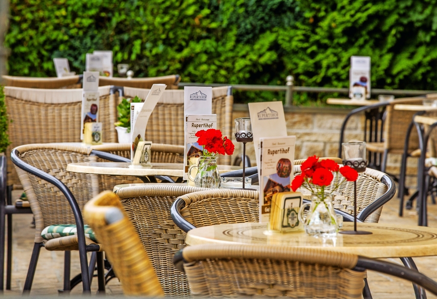 Nehmen Sie auf der Terrasse des Hotels Rupertihof in Ainring Platz.