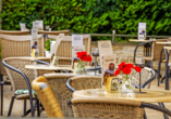 Nehmen Sie auf der Terrasse des Hotels Rupertihof in Ainring Platz.