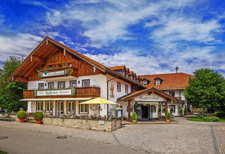 Das Hotel sieht typisch bayerisch aus.