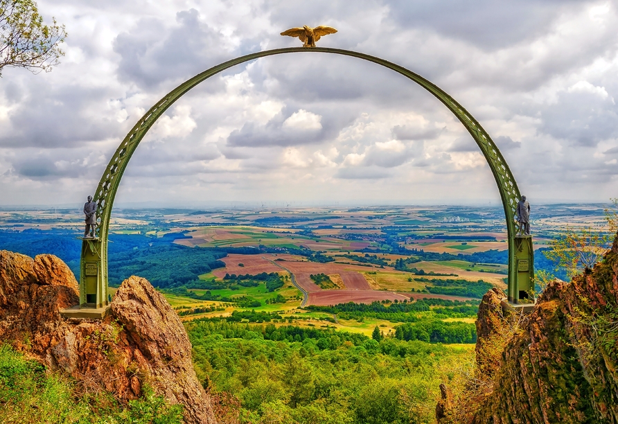 Naturidylle Pfalz: Wandern Sie am Adlerbogen auf dem Donnersberg vorbei!