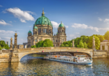 Der Berliner Dom liegt direkt an der Spree. 