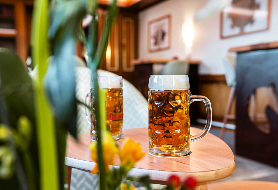 Lassen Sie Ihren Urlaubstag doch bei einem kühlen Bier oder einem Glas Wein ausklingen.