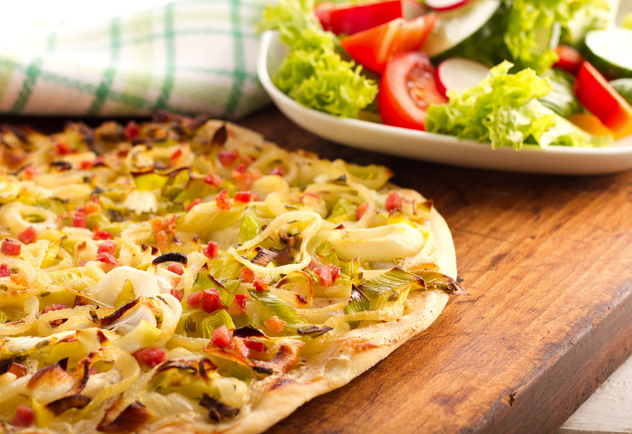 Leckere Speisen wie Flammkuchen lassen das Genießerherz höherschlagen.