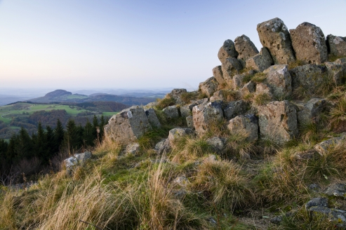 Felsige Landschaften machen Ihre Wanderung in der Rhön zu einem Abenteuer! 