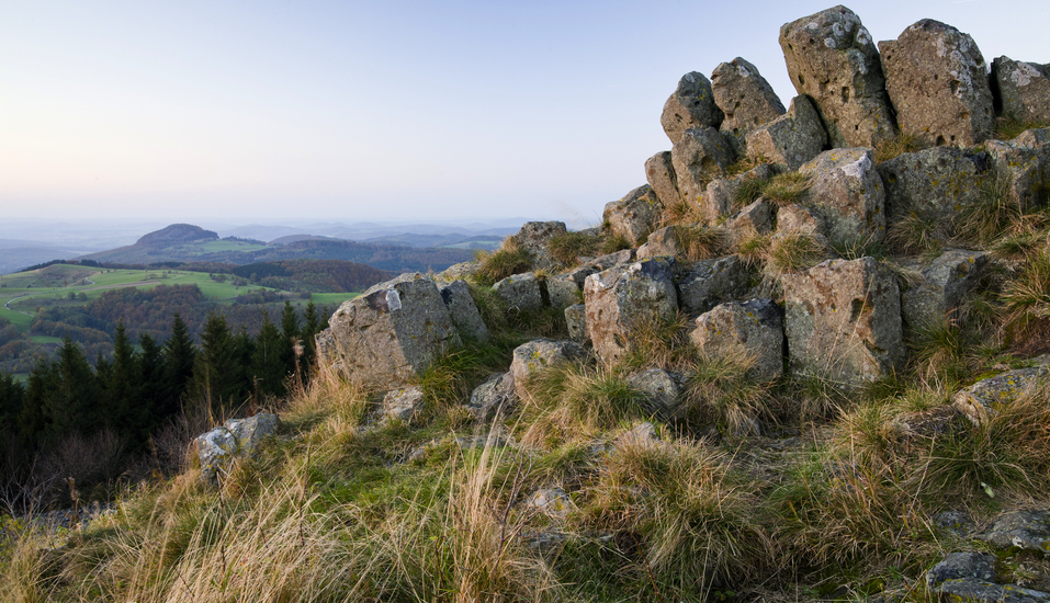 Felsige Landschaften machen Ihre Wanderung in der Rhön zu einem Abenteuer! 