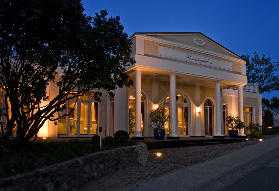 Bei Dämmerung ist das Bernsteinpalais romantisch beleuchtet.