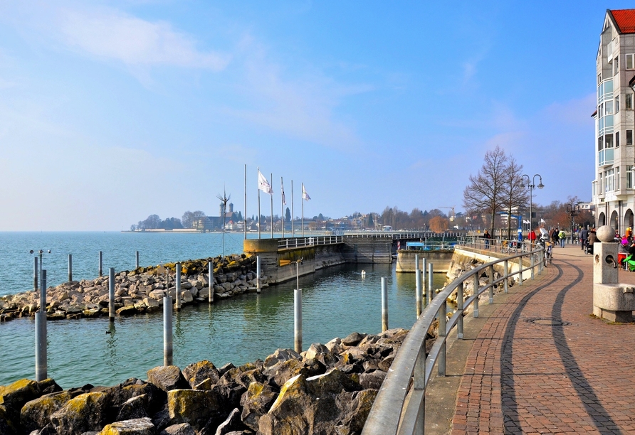 Schlendern Sie über die hübsche Strandpromenade von Friedrichshafen. 