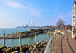 Schlendern Sie über die hübsche Strandpromenade von Friedrichshafen. 