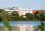 Ihr Urlaubshotel liegt direkt am Wasser.