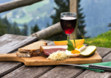 Machen Sie eine Brotzeit auf der Alm.