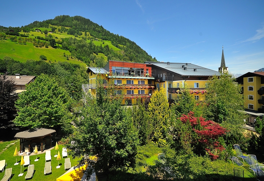 Außenansicht des Hotels Der Schütthof im Sommer