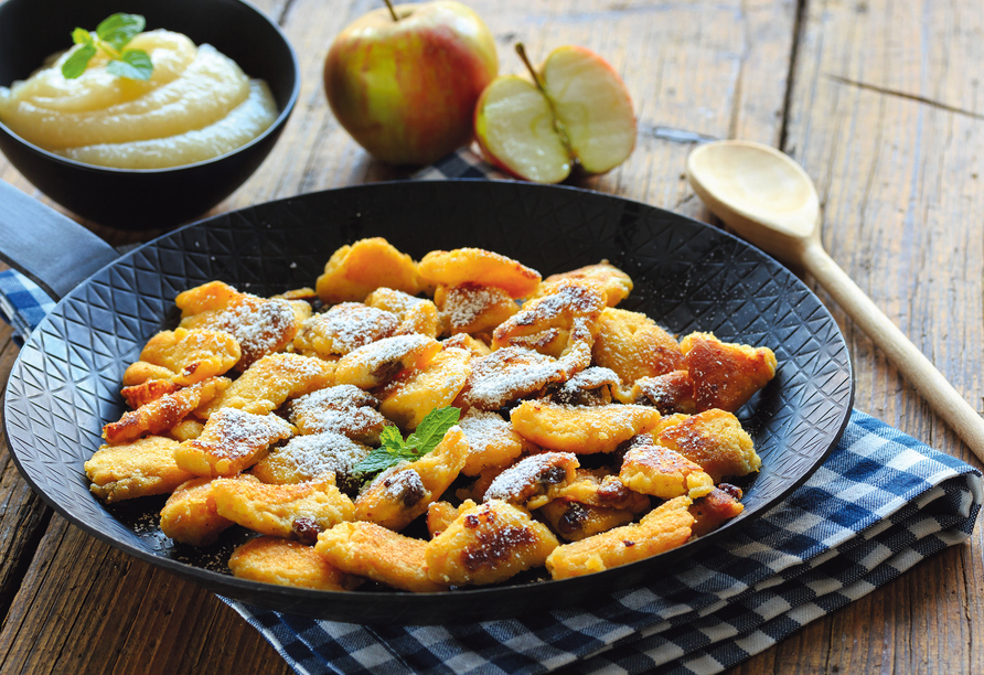 Genießen Sie klassische Gaumenfreuden wie Kaiserschmarrn.