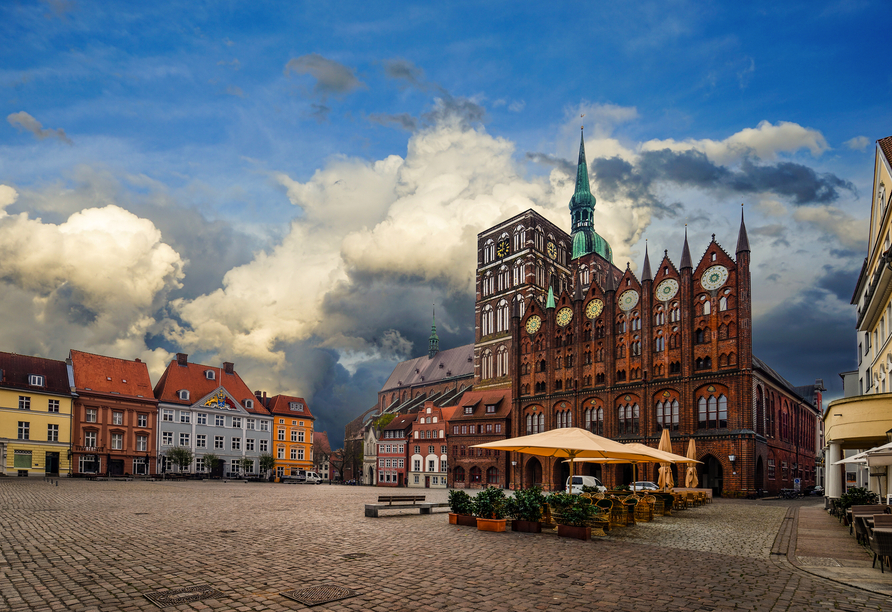 Wenn Sie durch die Stadt schlendern, kommen Sie an vielen schönen Ecken vorbei, so zum Beispiel am Rathaus.