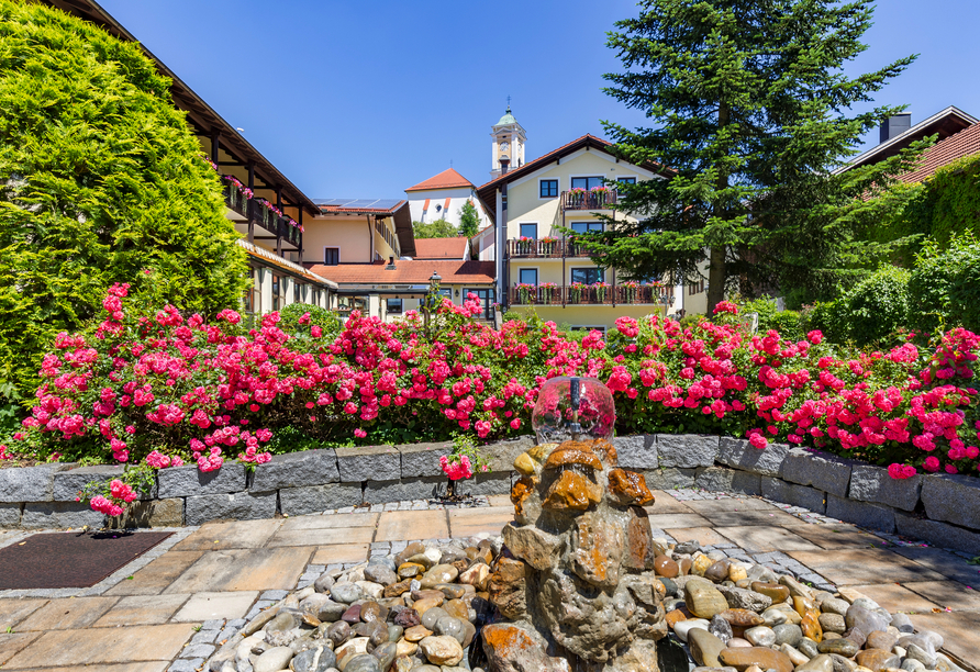 Das Hotel ist wunderschön mit Blumen geschmückt.