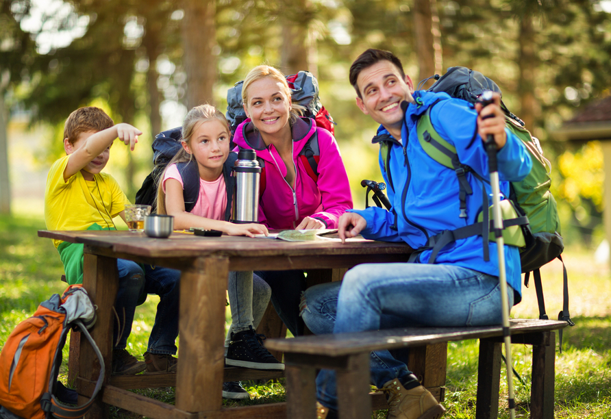 Zahlreiche Wanderwege laden zum Entdecken ein und bieten Spaß für die gesamte Familie.