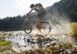 Sportbegeisterte können mit dem Mountainbike die abwechslungsreiche Landschaft erleben.