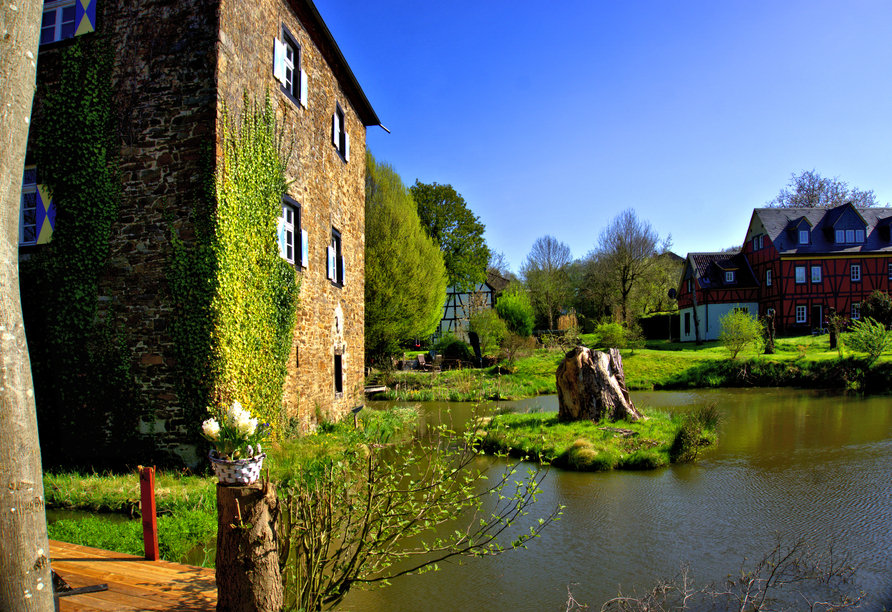 An der Wasserburg in Windeck-Mauel laden Weinstube und Biergarten zum Verweilen ein. 