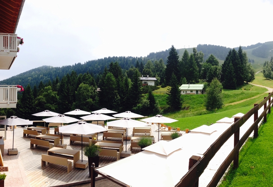 Genießen Sie sonnige Stunden auf der Terrasse Ihres Hotels.