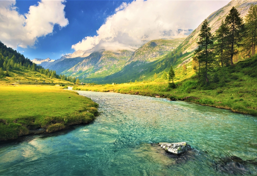 Der kristallklare Fluss Chiese fließt durch das märchenhafte Tal Val di Fumo.