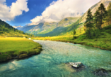 Der kristallklare Fluss Chiese fließt durch das märchenhafte Tal Val di Fumo.