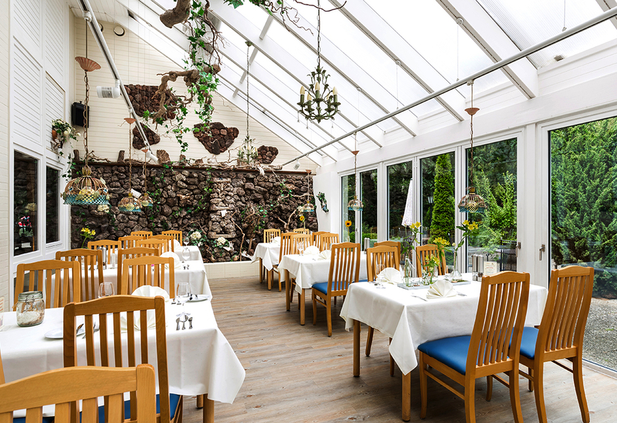 Im Wintergarten können Sie auch bei weniger gutem Wetter sitzen.