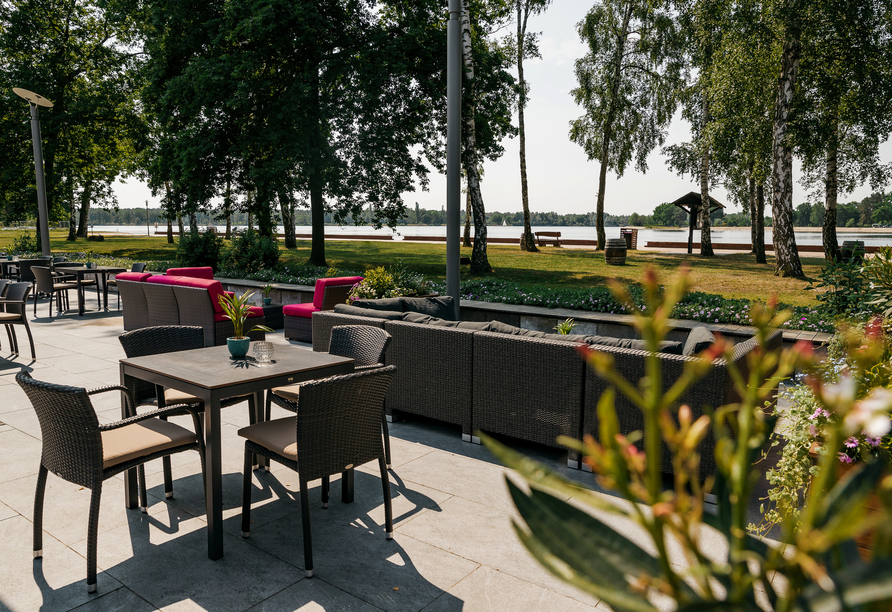 Nehmen Sie auf der Terrasse Platz.