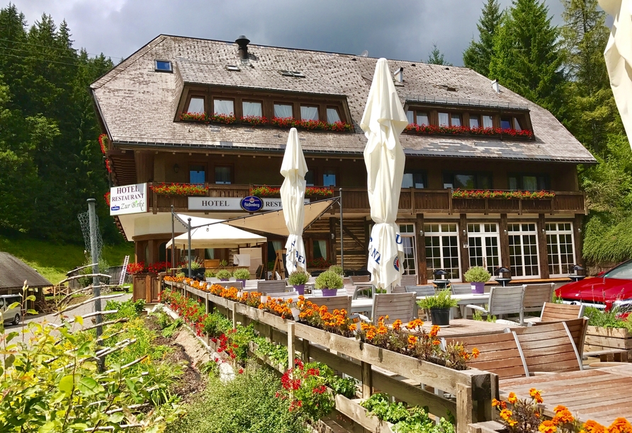 Außenansicht des Hotel Kräuter Chalet