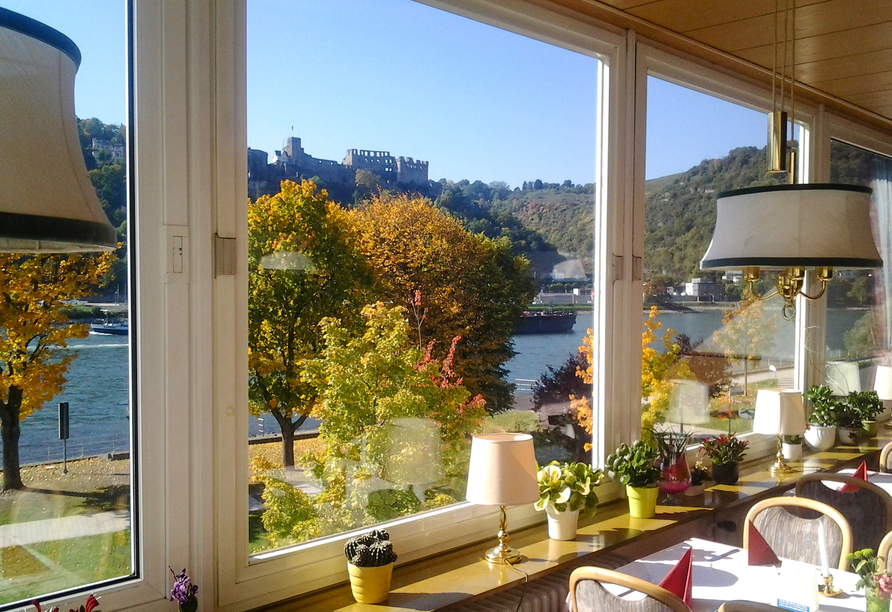 Im Restaurant des Hotels speisen Sie mit Panoramablick auf den Rhein und die Burg Rheinfels.