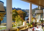 Im Restaurant des Hotels speisen Sie mit Panoramablick auf den Rhein und die Burg Rheinfels.