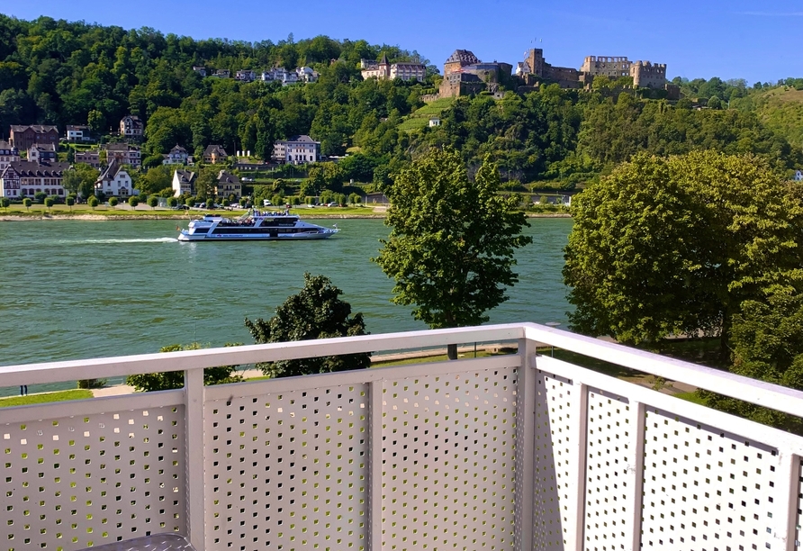 Genießen Sie die Aussicht vom Balkon aus.