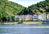 Blick auf das Hotel Restaurant Colonius direkt am Rheinufer in St. Goarshausen