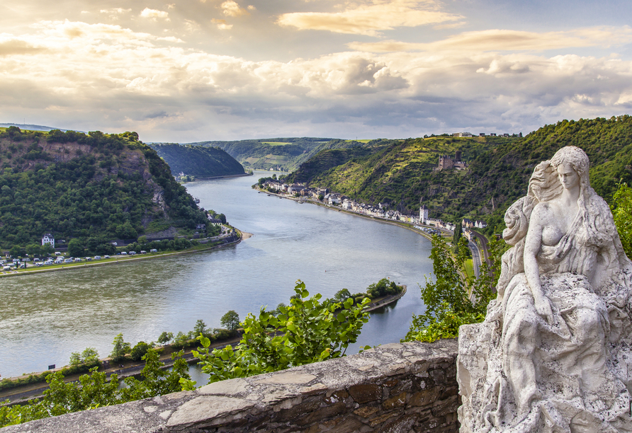 Machen Sie auf dem Loreleyplateau ein Foto mit der Loreleystatue.