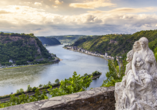 Machen Sie auf dem Loreleyplateau ein Foto mit der Loreleystatue.