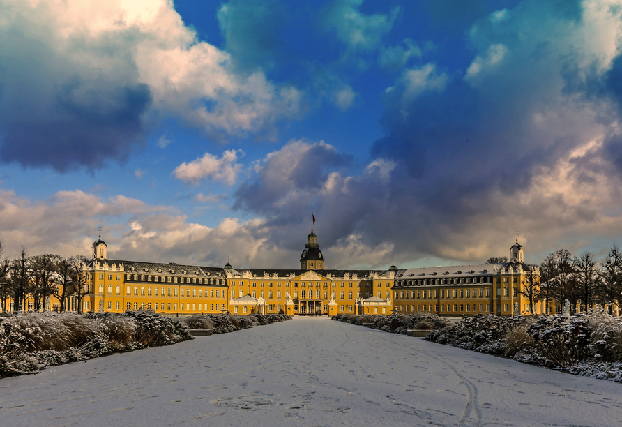 Sehenswert ist darüber hinaus Karlsruhe mit dem Schloss.