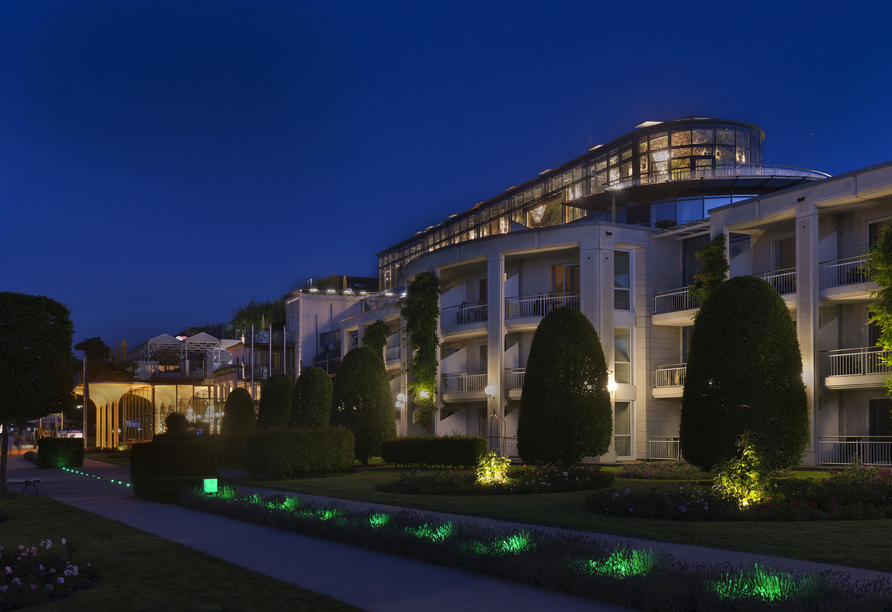 Bei Dämmerung ist das Hotel romantisch beleuchtet.