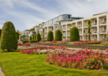 Je nach Jahreszeit blühen im Garten des Hotels Rosen und andere Blumen.