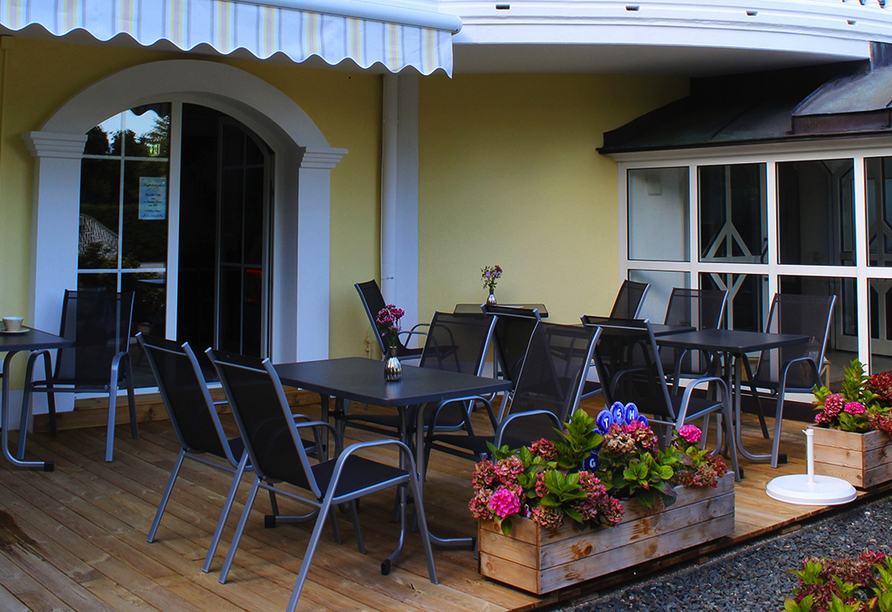 Bei schönem Wetter können Sie auf der Terrasse verweilen.