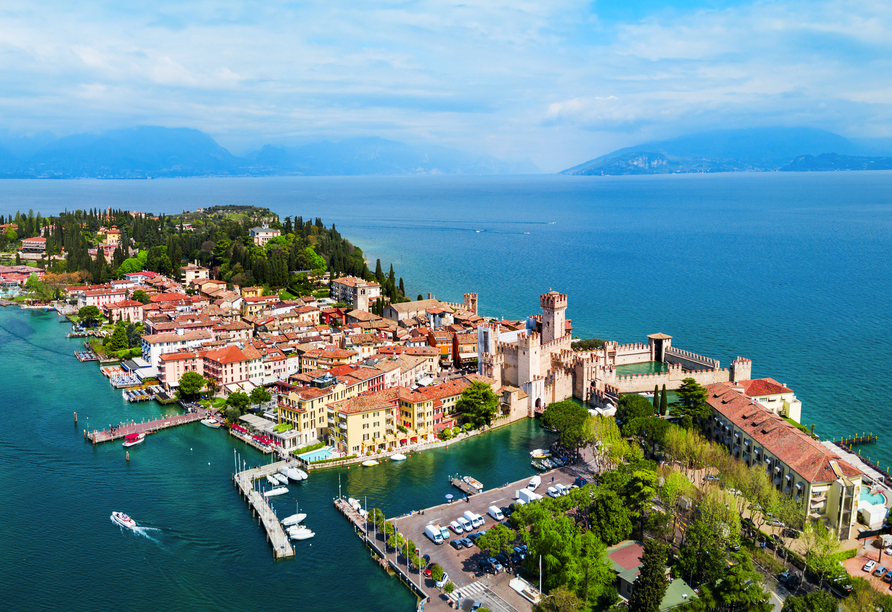 Blick von der Burg Rocca Scaligera über Sirmione am Gardasee