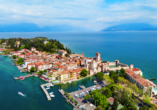 Blick von der Burg Rocca Scaligera über Sirmione am Gardasee