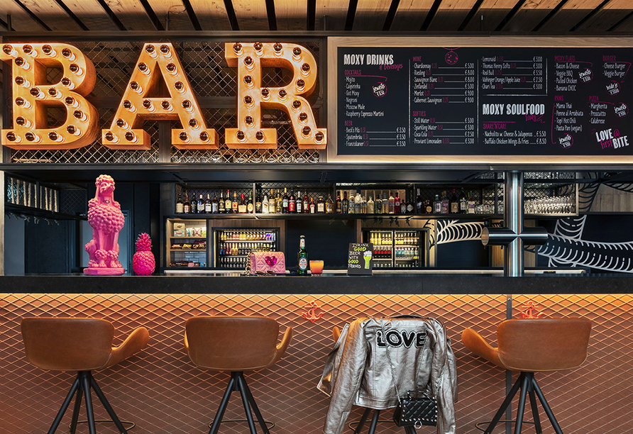 Lassen Sie sich leckere Getränke und kleinere Gerichte an der Bar schmecken.