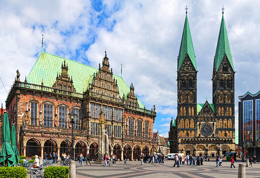 Am Marktplatz können Sie das Alte Rathaus und den St. Petri Dom betrachten.