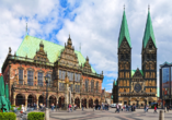 Am Marktplatz können Sie das Alte Rathaus und den St. Petri Dom betrachten.